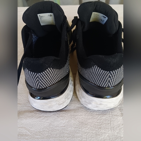 New Balance Black and White Athletic Shoes Sleek Design - Picture 2 of 7